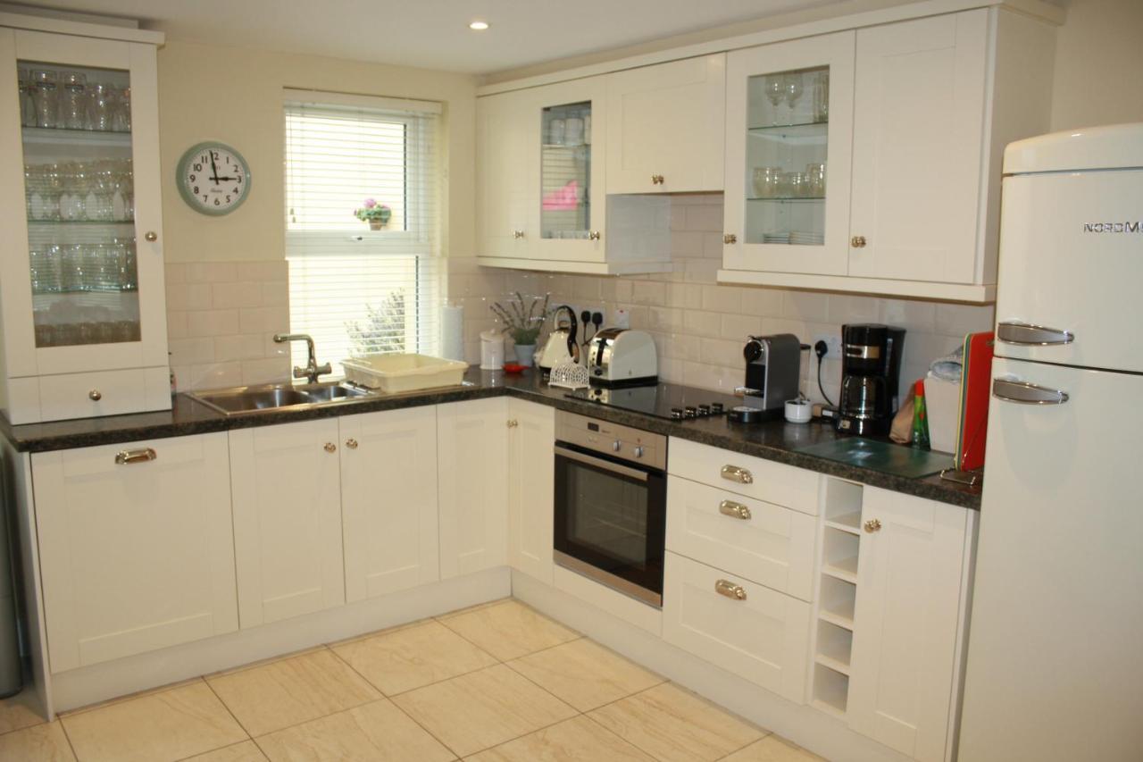 Luxury Townhouse -Free Private Parking- 2 Bedrooms Both En-Suite -Sleeps 5 - Fully Equipped Kitchen, Dining Room- Living Room With Tv Dvd Outside Courtyard With Seating - Fast Wi-Fi- 2-Minute Walk To Town Centre קיל איירן מראה חיצוני תמונה