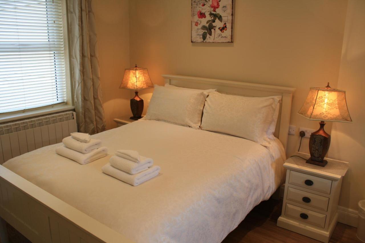 Luxury Townhouse -Free Private Parking- 2 Bedrooms Both En-Suite -Sleeps 5 - Fully Equipped Kitchen, Dining Room- Living Room With Tv Dvd Outside Courtyard With Seating - Fast Wi-Fi- 2-Minute Walk To Town Centre קיל איירן מראה חיצוני תמונה