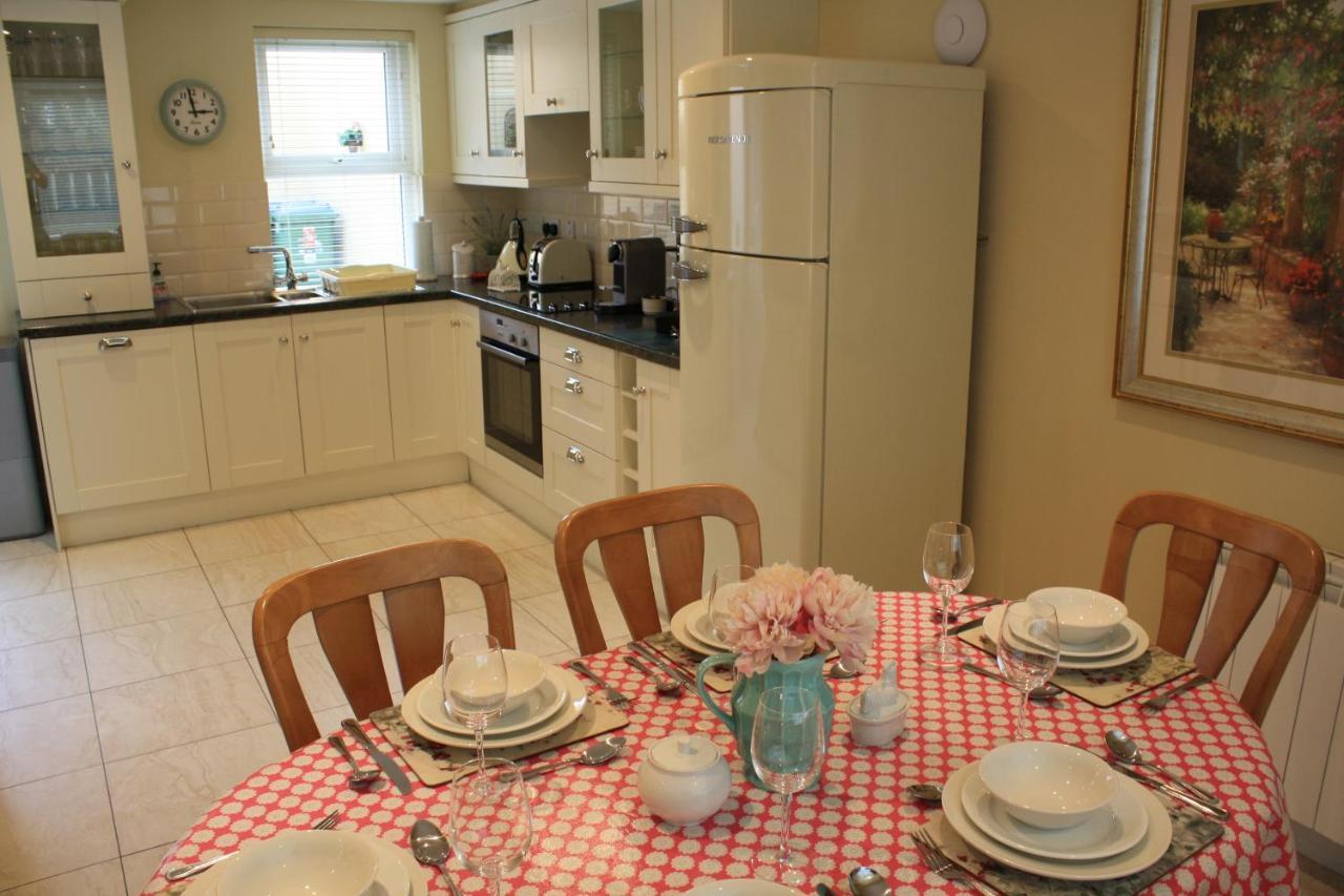 Luxury Townhouse -Free Private Parking- 2 Bedrooms Both En-Suite -Sleeps 5 - Fully Equipped Kitchen, Dining Room- Living Room With Tv Dvd Outside Courtyard With Seating - Fast Wi-Fi- 2-Minute Walk To Town Centre קיל איירן מראה חיצוני תמונה